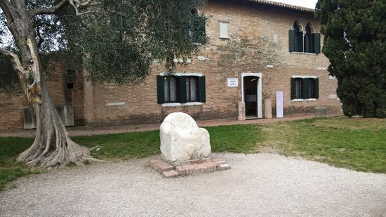 Thron des Attila. Man glaubt es nicht, aber das Steinding ist sehr bequem