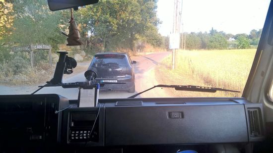 Er fährt freundlicherweise vor uns her, um uns den Weg zu zeigen