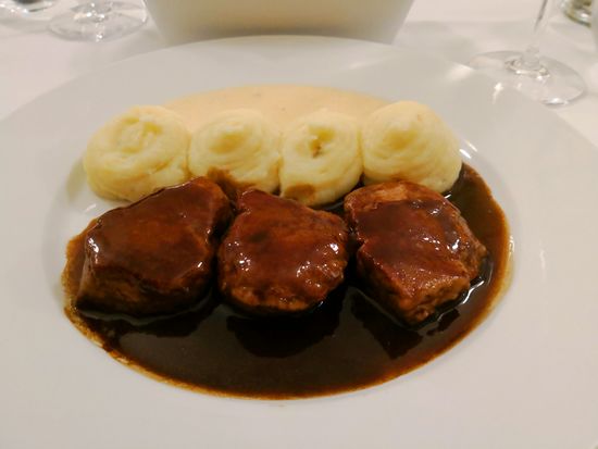 Im Hotel nur kurz umziehen, dann machen wir uns auf zur Trattoria da Gianni, Via Clavatoure. Das Restaurant liegt ziemlich versteckt, aber wir finden es. Gut, dass wir einen Tisch reserviert haben. Anneken hat Schinkenbraten aus dem Ofen und Kartoffeln, schmeckt irgendwie nicht so gut. Ich habe Schweinefilet mit Kartoffelpuree und einer Käsesauce. Schmeckt vorzüglich. Dazu 2 Gläser Wein und eine Flasche Wasser. Wir müssen allerdings sagen, dass Restaurant ist nicht so ganz unser Geschmack, zu viele Touristen.