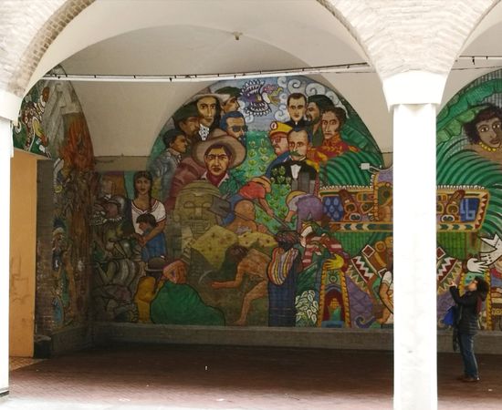 Die Via Zamboni ist eine historische Straße im Zentrum von Bologna, im Stadtteil San Vitale, die von den beiden Türmen in das Universitätsviertel zur Porta San Donato führt. Die Straße hat ihren Namen von Luigi Zamboni, 1772-1795, Patriot und Schöpfer der italienischen Trikolore.