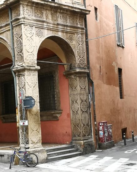 Palazzo Malvezzi Campeggi ist ein Renaissance- Palast in der Via Zamboni Nummer 22, an der Ecke (Südwesten) mit der Via Marsala, im Zentrum von Bologna , Region Emilia Romagna, Italien . Es liegt gegenüber von San Giacomo Maggiore und nordöstlich des Palazzo Magnani . Derzeit beherbergt es die Rechtsfakultät der Universität von Bologna .