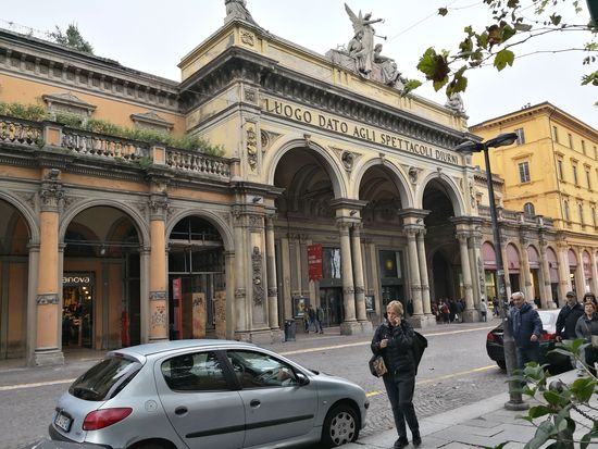 Via Indipendenza ist die Hauptstraße von Bologna. Sie beginnt am Piazza Maggiore und endet am Bahnhof. 1980 wurde die Straße fertig gestellt, als die Stadt zu einem wichtigen Eisenbahnknotenpunkt wurde.
Die Straße ist das Herz des Einkaufszentrums, viele alte Palazzi säumen die Arkaden-Straße. Hier findet man auch das Teatro Arena del Sole und das Monumento di Giuseppe Garibald