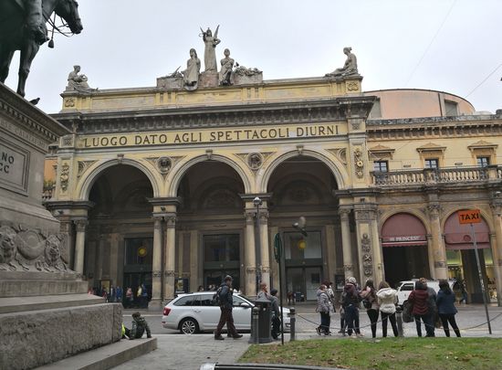 Hier befand sich früher das Kloster Santa Maria Maddalena. Die Fresken des Klosters wurden 1934 abgetrennt und zur Pinacoteca gebracht.
Von dem alten Kloster sind ein Kreuzgang und ein Teil des Glockenturmes am Theater sichtbar.