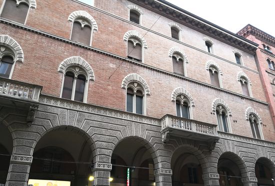 Via Indipendenza ist die Hauptstraße von Bologna. Sie beginnt am Piazza Maggiore und endet am Bahnhof. 1980 wurde die Straße fertig gestellt, als die Stadt zu einem wichtigen Eisenbahnknotenpunkt wurde.
Die Straße ist das Herz des Einkaufszentrums, viele alte Palazzi säumen die Arkaden-Straße.