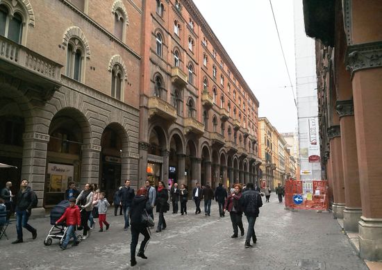 Via Indipendenza ist die Hauptstraße von Bologna. Sie beginnt am Piazza Maggiore und endet am Bahnhof. 1980 wurde die Straße fertig gestellt, als die Stadt zu einem wichtigen Eisenbahnknotenpunkt wurde.
Die Straße ist das Herz des Einkaufszentrums, viele alte Palazzi säumen die Arkaden-Straße.