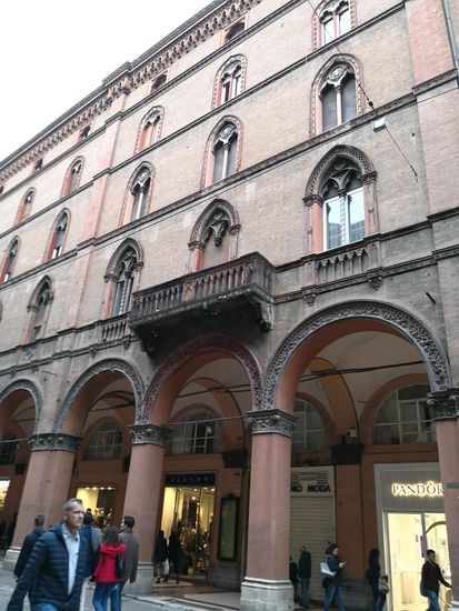 Via Indipendenza ist die Hauptstraße von Bologna. Sie beginnt am Piazza Maggiore und endet am Bahnhof. 1980 wurde die Straße fertig gestellt, als die Stadt zu einem wichtigen Eisenbahnknotenpunkt wurde.
Die Straße ist das Herz des Einkaufszentrums, viele alte Palazzi säumen die Arkaden-Straße.