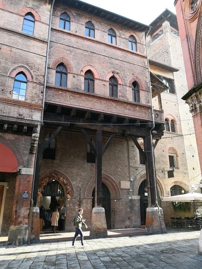 CASE SERACCHIOLI befindet sich an der Nummer 3 der Piazza della Mercanzia. Es wurde im Jahr 1924 auf die gleiche Weise wie das ursprüngliche mittelalterliche Gebäude von 1200 rekonstruiert.