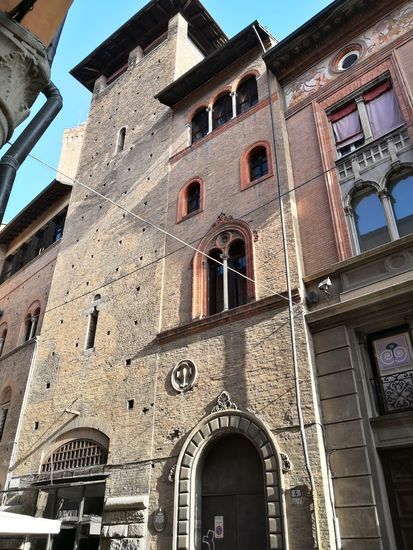 Casa Bolognini - Der Alberici-Turm wurde im 12. Jahrhundert in die Fassade integriert. 1273 wurde die Öffnung für ein Geschäft geschaffen, als die Turmwände um mehr als zwei Meter dünner wurden. Im Jahr 1357 gehörte es der Familie Bolognini, die hier Seidengeschäfte führte. Im Inneren befindet sich eine anmutige Treppe aus dem 16. Jahrhundert.
