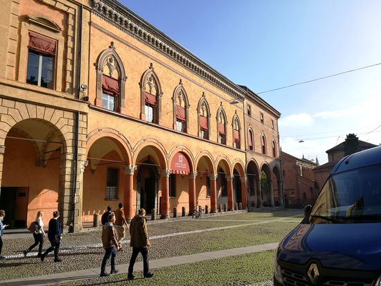 Platz vor dem Kirchenkomplex Santo Stefano
BOLOGNINI Palazzo, aus dem 16. Jahrhundert und die einzigartige Dekoration mit Terrakotta-Köpfen von Alfonso Lombardi.