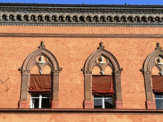BOLOGNINI Palazzo, aus dem 16. Jahrhundert und die einzigartige Dekoration mit Terrakotta-Köpfen von Alfonso Lombardi.
