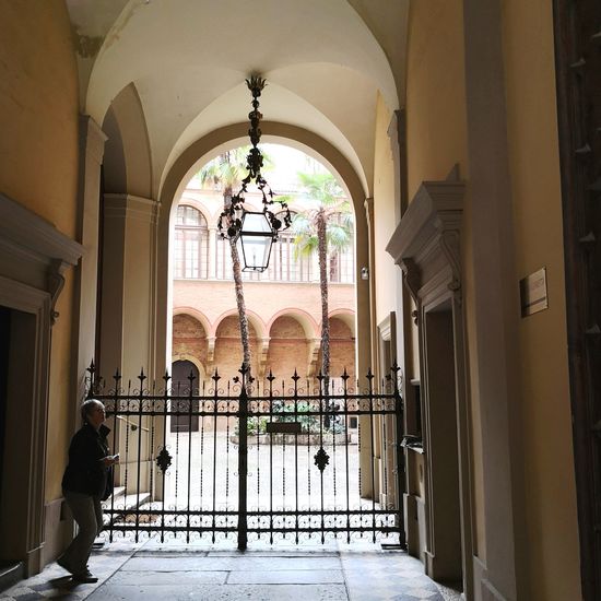 Palazzo Vittori Venenti ehemals Mazzoli
Das Gebäude aus dem 15. Jahrhundert besteht aus der Vereinigung zweier Gebäude, die 1744 an der Fassade modifiziert wurden. Corniche und Sandstein aus dem 15. Jahrhundert, der an dekorativen Elementen reich ist, sind erhalten geblieben. Die Eingangshalle führt zu einem eindrucksvollen Innenhof, in dem auf fünf hervorstehenden Bögen der Renaissancezeit eine hängende Veranda gut erhalten ist. Im Erdgeschoss befindet sich ein Wohnzimmer mit einem großen Kamin aus dem 16. Jahrhundert.