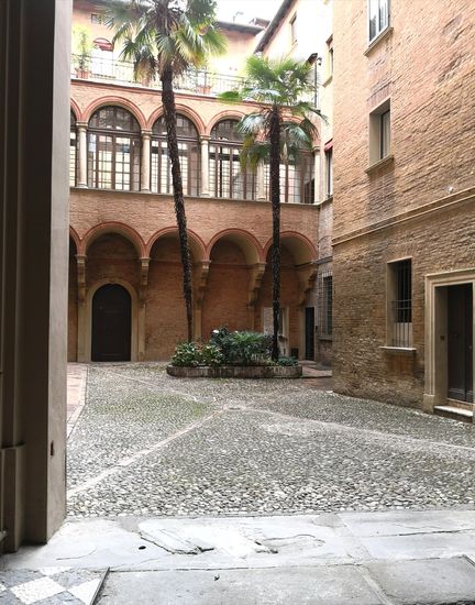 Palazzo Vittori Venenti ehemals Mazzoli
Das Gebäude aus dem 15. Jahrhundert besteht aus der Vereinigung zweier Gebäude, die 1744 an der Fassade modifiziert wurden. Corniche und Sandstein aus dem 15. Jahrhundert, der an dekorativen Elementen reich ist, sind erhalten geblieben. Die Eingangshalle führt zu einem eindrucksvollen Innenhof, in dem auf fünf hervorstehenden Bögen der Renaissancezeit eine hängende Veranda gut erhalten ist. Im Erdgeschoss befindet sich ein Wohnzimmer mit einem großen Kamin aus dem 16. Jahrhundert.