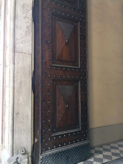 Palazzo Vittori Venenti ehemals Mazzoli
Das Gebäude aus dem 15. Jahrhundert besteht aus der Vereinigung zweier Gebäude, die 1744 an der Fassade modifiziert wurden. Corniche und Sandstein aus dem 15. Jahrhundert, der an dekorativen Elementen reich ist, sind erhalten geblieben. Die Eingangshalle führt zu einem eindrucksvollen Innenhof, in dem auf fünf hervorstehenden Bögen der Renaissancezeit eine hängende Veranda gut erhalten ist. Im Erdgeschoss befindet sich ein Wohnzimmer mit einem großen Kamin aus dem 16. Jahrhundert.