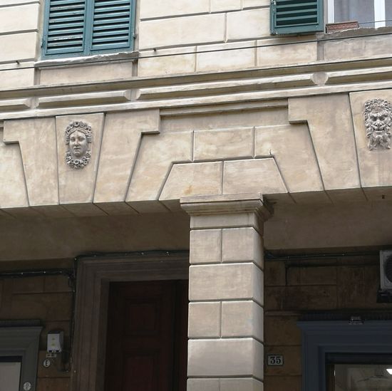 Casa Gozzadini -Der Bau stammt aus dem fünfzehnten Jahrhundert. Die Fassade, die 1902 erhöht und umgebaut wurde, bewahrt Marmorkapitelle aus der Mitte des 15. Jahrhunderts. Das Portal wurde 1542 ausgeführt. Im Innenhof stammen drei Seiten aus dem 16. Jahrhundert, die vierte bis 18. Jahrhundert. Die Treppe, die von FM Angelini für Kardinal Ulysses Giuseppe Gozzadini um 1730 entworfen wurde, ist mit allegorischen Skulpturen und einem Relief von Angelo G. Piò (1730) geschmückt.