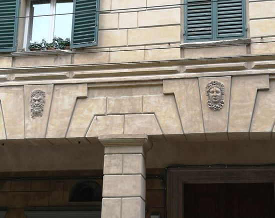 Casa Gozzadini - Der Bau stammt aus dem fünfzehnten Jahrhundert. Die Fassade, die 1902 erhöht und umgebaut wurde, bewahrt Marmorkapitelle aus der Mitte des 15. Jahrhunderts. Das Portal wurde 1542 ausgeführt. Im Innenhof stammen drei Seiten aus dem 16. Jahrhundert, die vierte bis 18. Jahrhundert. Die Treppe, die von FM Angelini für Kardinal Ulysses Giuseppe Gozzadini um 1730 entworfen wurde, ist mit allegorischen Skulpturen und einem Relief von Angelo G. Piò (1730) geschmückt.