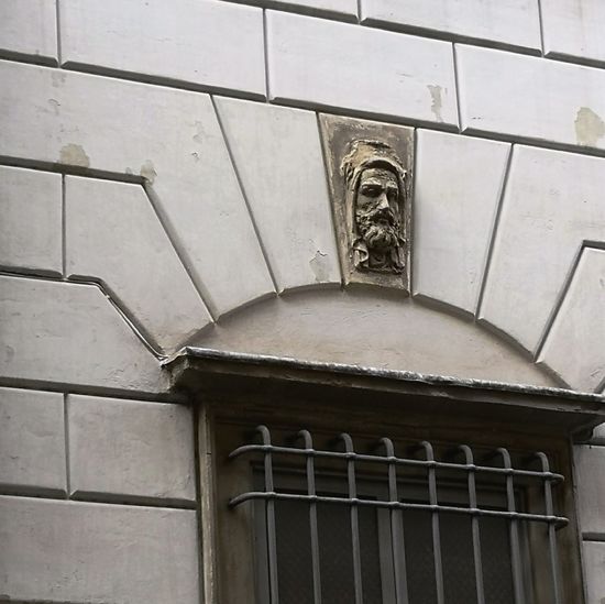 Via Guerrazzi, in der sich der Palazzo Carrati aus dem 16. Jahrhundert befindet. 
Der Zugang erfolgt durch die charakteristische Eingangshalle, die mit Gedenktafeln und einem polychromen Buntglasfenster geschmückt ist, durch die der Besucher sofort die Atmosphäre spürt, in die das Gebäude seit mehr als drei Jahrhunderten eingetaucht ist. 
Das Haus ist eines der ältesten Musik-Institutionen der Stadt.