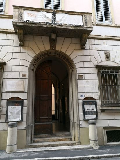 Via Guerrazzi, in der sich der Palazzo Carrati aus dem 16. Jahrhundert befindet. 
Der Zugang erfolgt durch die charakteristische Eingangshalle, die mit Gedenktafeln und einem polychromen Buntglasfenster geschmückt ist, durch die der Besucher sofort die Atmosphäre spürt, in die das Gebäude seit mehr als drei Jahrhunderten eingetaucht ist. 
Das Haus ist eines der ältesten Musik-Institutionen der Stadt.