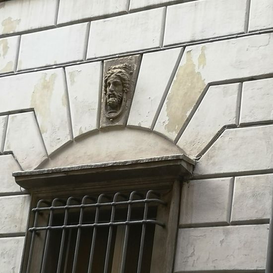 Via Guerrazzi, in der sich der Palazzo Carrati aus dem 16. Jahrhundert befindet. 
Der Zugang erfolgt durch die charakteristische Eingangshalle, die mit Gedenktafeln und einem polychromen Buntglasfenster geschmückt ist, durch die der Besucher sofort die Atmosphäre spürt, in die das Gebäude seit mehr als drei Jahrhunderten eingetaucht ist. 
Das Haus ist eines der ältesten Musik-Institutionen der Stadt.