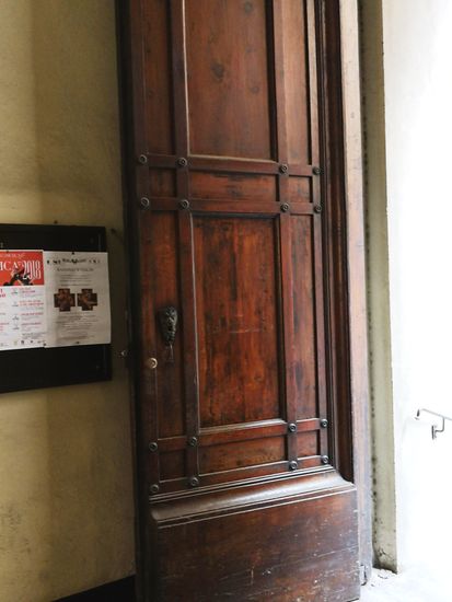 Via Guerrazzi, in der sich der Palazzo Carrati aus dem 16. Jahrhundert befindet. 
Der Zugang erfolgt durch die charakteristische Eingangshalle, die mit Gedenktafeln und einem polychromen Buntglasfenster geschmückt ist, durch die der Besucher sofort die Atmosphäre spürt, in die das Gebäude seit mehr als drei Jahrhunderten eingetaucht ist. 
Das Haus ist eines der ältesten Musik-Institutionen der Stadt.