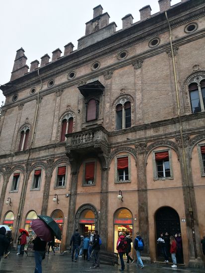 Im Mittelalter diente das Gebiet um die Piazza Porta Ravegnana als Wirtschaftszentrum. Davon zeugt unter anderem das im 15. Jahrhundert errichtete Casa dei Drappieri an der Ecke zur Via Rizzoli, einst das Zunfthaus der Tuchmacher.