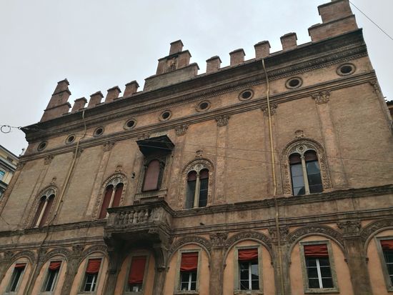 Im Mittelalter diente das Gebiet um die Piazza Porta Ravegnana als Wirtschaftszentrum. Davon zeugt unter anderem das im 15. Jahrhundert errichtete Casa dei Drappieri an der Ecke zur Via Rizzoli, einst das Zunfthaus der Tuchmacher.