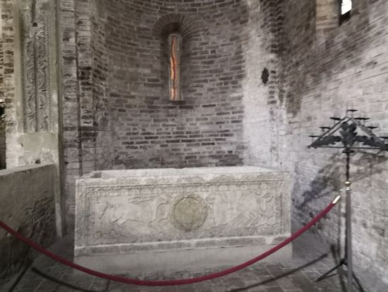 der Sarkophag von Sant'Agricola, viel reicher als der von San Vitale verziert, mit Symbolen des Hirsches und des Löwen.