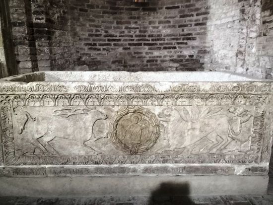 der Sarkophag von Sant'Agricola, viel reicher als der von San Vitale verziert, mit Symbolen des Hirsches und des Löwen.