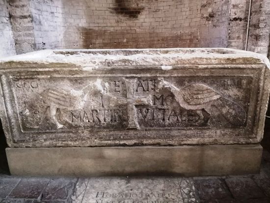 Der von der Zeit sehr zerstörte Sarkophag von San Vitale trägt einen geschnitzten Pfau, ein Symbol der Unsterblichkeit.