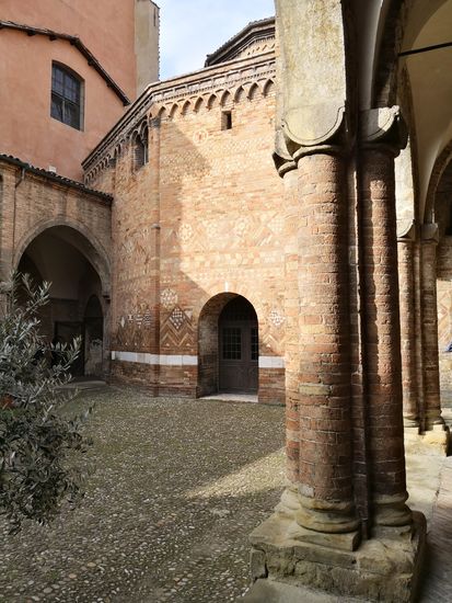 Der CORTILE DI PILATO hebt die Außenwände der Kirche des Heiligen Grabes mit wunderschönen dekorativen Details hervor
