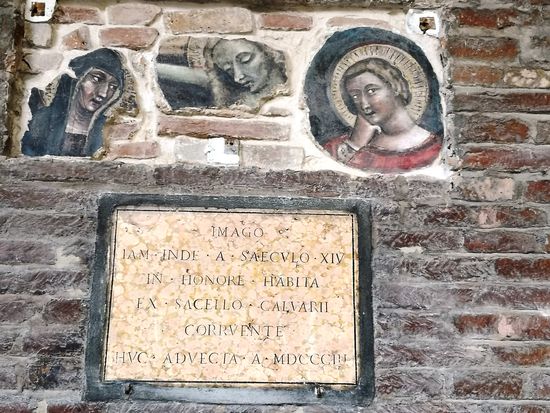 Cortile di Pilato
An den Seiten des Innenhofs Fresken aus dem Jahre 1300 des Malers Jacobus. Die drei Gesichter repräsentieren Maria, Johannes und Jesus