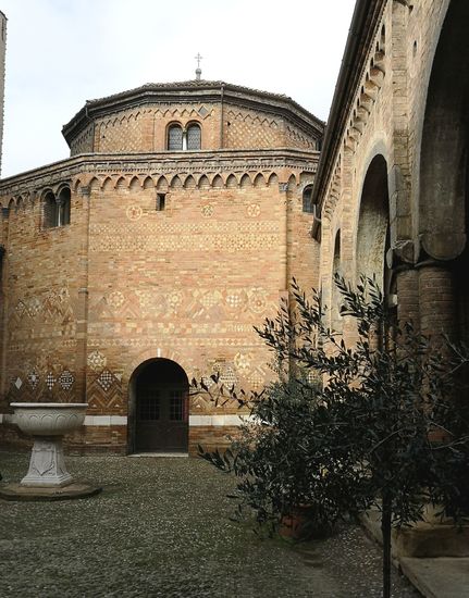 Der CORTILE DI PILATO hebt die Außenwände der Kirche des Heiligen Grabes mit wunderschönen dekorativen Details hervor