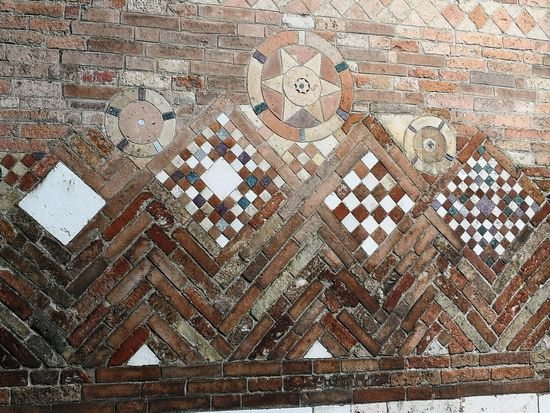 Der CORTILE DI PILATO hebt die Außenwände der Kirche des Heiligen Grabes mit wunderschönen dekorativen Details hervor