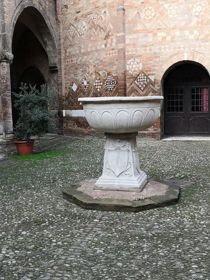 Cortile di Pilato
Von der Grabeskirche geht es hinaus auf den Pilatus-Hof mit einem vom langobardischen König Litupold gestifteten Marmortaufbecken aus dem 8. Jahrhundert.
