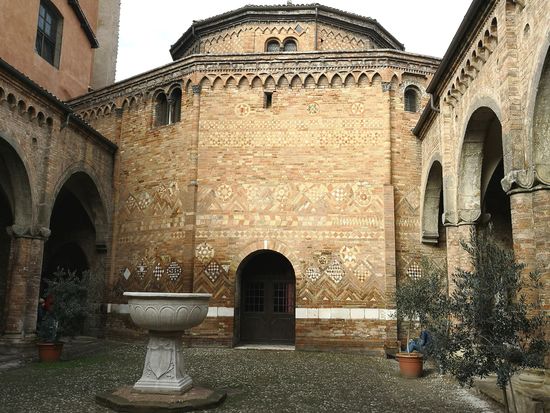 Cortile di Pilato
Von der Grabeskirche geht es hinaus auf den Pilatus-Hof mit einem vom langobardischen König Litupold gestifteten Marmortaufbecken aus dem 8. Jahrhundert.