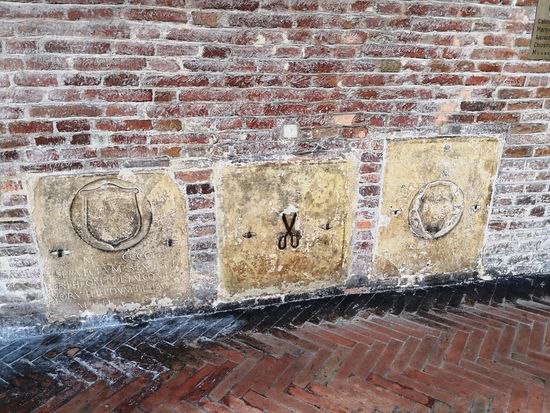 Cortile di Pilato  Darunter eine Schere in einem Grabstein, wahrscheinlich liegt hier ein Schneide