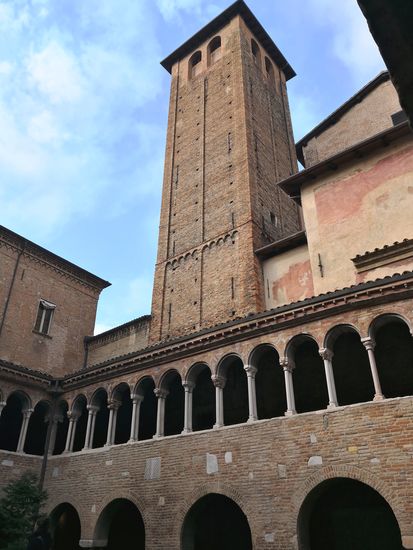 Der Kreuzgang verfügt über zwei Loggien, die untere mit großen Bogenöffnungen, die obere ist ein prächtiges Beispiel einer romanischen Kolonnade. Von hier aus ist auch der Glockenturm aus dem 13. Jahrhundert deutlich zu sehen, der im 19. Jahrhundert errichtet wurde.