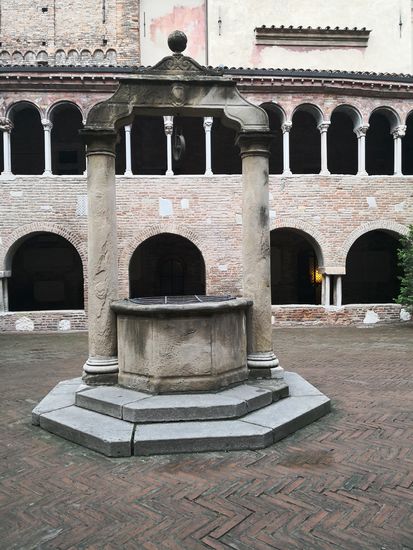 Der Brunnen im Zentrum des Kreuzgangs stammt aus dem Jahr 1632.