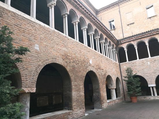 Den weiten Kreuzgang zieren fantasievoll gestaltete Kapitelle mit grotesken Figuren