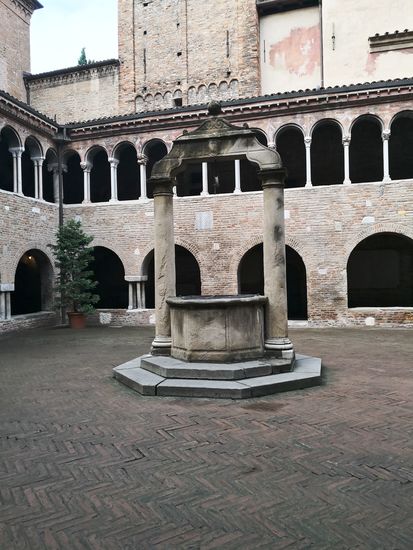 Der Brunnen im Zentrum des Kreuzgangs stammt aus dem Jahr 1632.