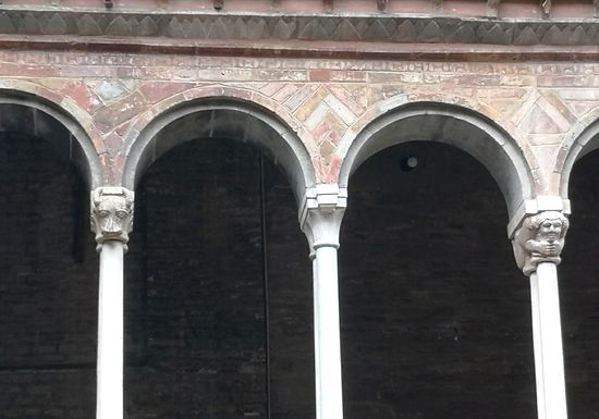 Rechts - ein nackter Mannes, der von einem riesigen Felsbrocken zerquetscht wurde.