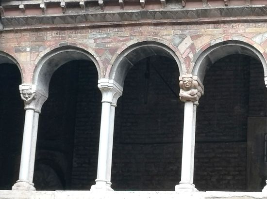 Rechts - ein nackter Mannes, der von einem riesigen Felsbrocken zerquetscht wurde.