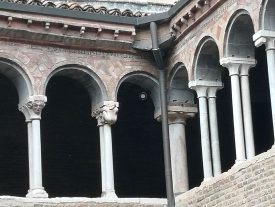 Interessant sind einige monströse Kapitelle, besonders zwei: eine, die einen Mann mit um 180 ° gedrehtem Kopf und dann nach hinten zeigt.