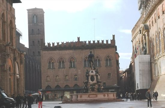 Rechts Palazzo Comunale