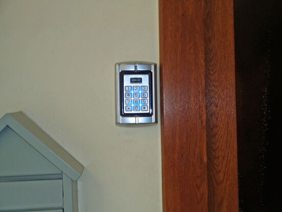 Für den Tpoiletteneingang benötigte man einen Code ...