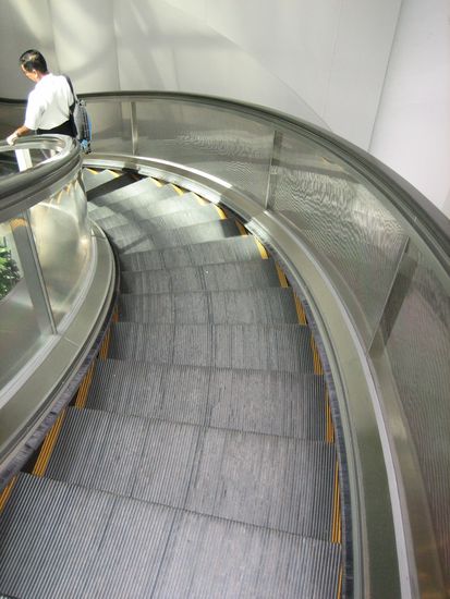 Gebogene Rolltreppe