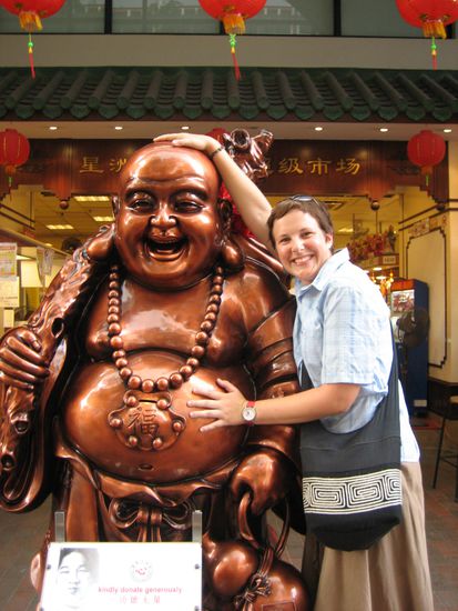 Das soll Glueck bringen, wenn man diesen netten Herrn begrapscht