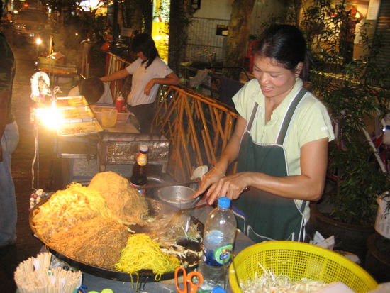 Diese Staende findet man zu hunderten und tausenden in Bangkok - lecker Pat Thai fuer 15 Baht