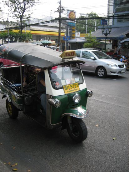 Das ist ein Tuk Tuk, fuer alle die so ein Gefaehrt noch nicht gesehen haben