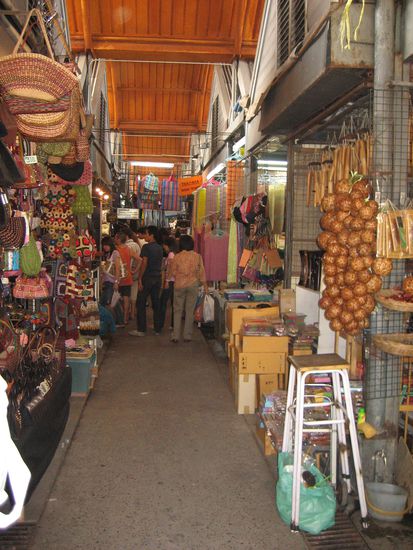 In einem der vielen Gaenge des Weekendmarket