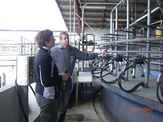 Dirk erklaert mir das Melkkarusell